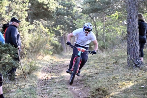 Dorian Sigaud au-dessus du lot sur l&#039;enduro VTT des Salamandres à Chaspinhac