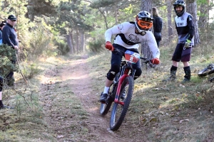 Dorian Sigaud au-dessus du lot sur l&#039;enduro VTT des Salamandres à Chaspinhac