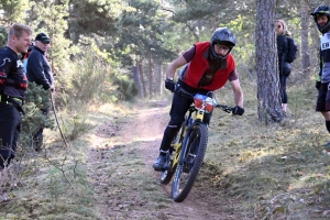 Dorian Sigaud au-dessus du lot sur l&#039;enduro VTT des Salamandres à Chaspinhac