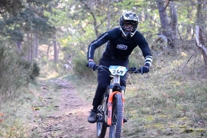 Dorian Sigaud au-dessus du lot sur l&#039;enduro VTT des Salamandres à Chaspinhac