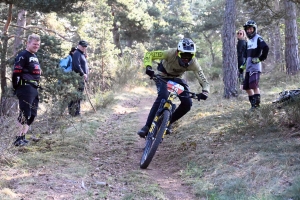 Dorian Sigaud au-dessus du lot sur l&#039;enduro VTT des Salamandres à Chaspinhac