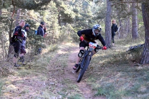 Dorian Sigaud au-dessus du lot sur l&#039;enduro VTT des Salamandres à Chaspinhac