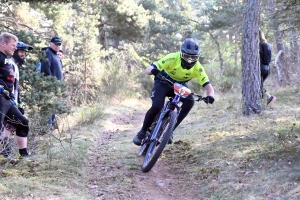 Dorian Sigaud au-dessus du lot sur l&#039;enduro VTT des Salamandres à Chaspinhac