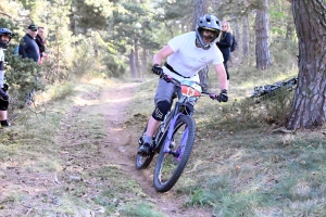 Dorian Sigaud au-dessus du lot sur l&#039;enduro VTT des Salamandres à Chaspinhac