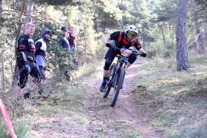 Dorian Sigaud au-dessus du lot sur l&#039;enduro VTT des Salamandres à Chaspinhac