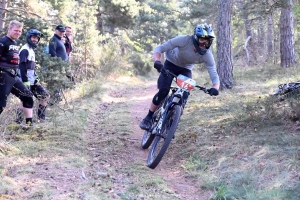 Dorian Sigaud au-dessus du lot sur l&#039;enduro VTT des Salamandres à Chaspinhac