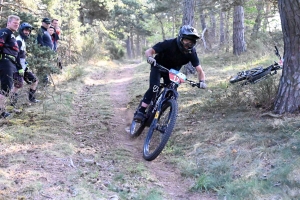 Dorian Sigaud au-dessus du lot sur l&#039;enduro VTT des Salamandres à Chaspinhac