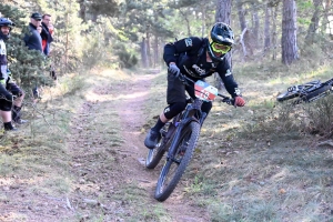 Dorian Sigaud au-dessus du lot sur l&#039;enduro VTT des Salamandres à Chaspinhac