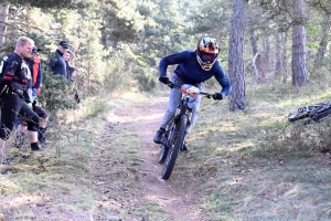 Dorian Sigaud au-dessus du lot sur l&#039;enduro VTT des Salamandres à Chaspinhac