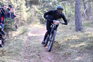 Dorian Sigaud au-dessus du lot sur l&#039;enduro VTT des Salamandres à Chaspinhac