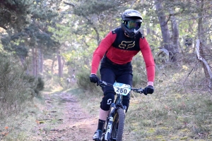 Dorian Sigaud au-dessus du lot sur l&#039;enduro VTT des Salamandres à Chaspinhac