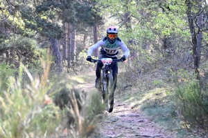 Dorian Sigaud au-dessus du lot sur l&#039;enduro VTT des Salamandres à Chaspinhac