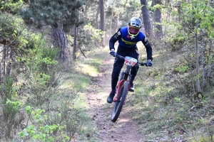 Dorian Sigaud au-dessus du lot sur l&#039;enduro VTT des Salamandres à Chaspinhac