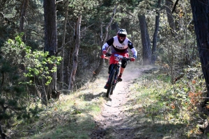 Dorian Sigaud au-dessus du lot sur l&#039;enduro VTT des Salamandres à Chaspinhac