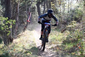 Dorian Sigaud au-dessus du lot sur l&#039;enduro VTT des Salamandres à Chaspinhac