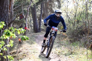 Dorian Sigaud au-dessus du lot sur l&#039;enduro VTT des Salamandres à Chaspinhac