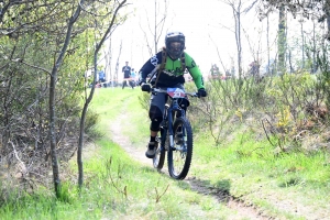 Dorian Sigaud au-dessus du lot sur l&#039;enduro VTT des Salamandres à Chaspinhac