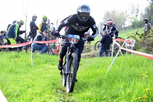 Dorian Sigaud au-dessus du lot sur l&#039;enduro VTT des Salamandres à Chaspinhac