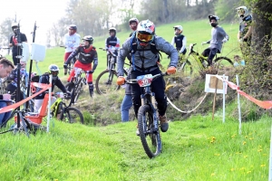 Dorian Sigaud au-dessus du lot sur l&#039;enduro VTT des Salamandres à Chaspinhac