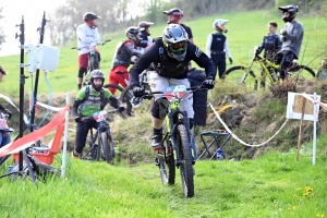 Dorian Sigaud au-dessus du lot sur l&#039;enduro VTT des Salamandres à Chaspinhac