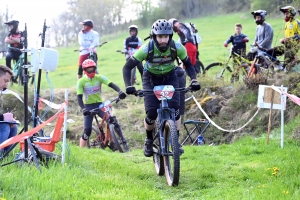 Dorian Sigaud au-dessus du lot sur l&#039;enduro VTT des Salamandres à Chaspinhac