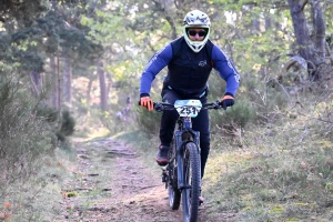 Dorian Sigaud au-dessus du lot sur l&#039;enduro VTT des Salamandres à Chaspinhac