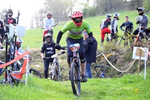 Dorian Sigaud au-dessus du lot sur l&#039;enduro VTT des Salamandres à Chaspinhac