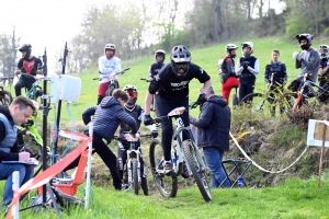 Dorian Sigaud au-dessus du lot sur l&#039;enduro VTT des Salamandres à Chaspinhac