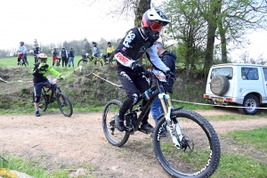 Dorian Sigaud au-dessus du lot sur l&#039;enduro VTT des Salamandres à Chaspinhac