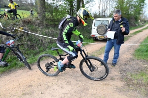 Dorian Sigaud au-dessus du lot sur l&#039;enduro VTT des Salamandres à Chaspinhac