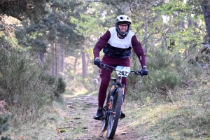 Dorian Sigaud au-dessus du lot sur l&#039;enduro VTT des Salamandres à Chaspinhac