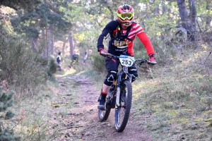 Dorian Sigaud au-dessus du lot sur l&#039;enduro VTT des Salamandres à Chaspinhac