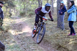 Dorian Sigaud au-dessus du lot sur l&#039;enduro VTT des Salamandres à Chaspinhac