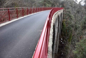 Saint-Julien-du-Pinet : des déchets jetés par-dessus le viaduc sur la voie verte