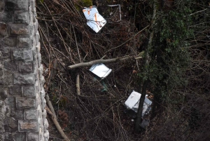 Saint-Julien-du-Pinet : des déchets jetés par-dessus le viaduc sur la voie verte