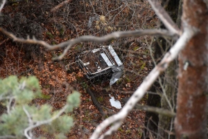 Saint-Julien-du-Pinet : des déchets jetés par-dessus le viaduc sur la voie verte