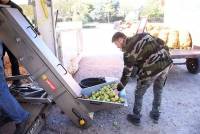 Bas-en-Basset : on se presse au camion pour transformer ses pommes en jus