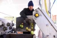 Bas-en-Basset : on se presse au camion pour transformer ses pommes en jus