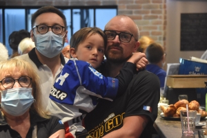 Monistrol-sur-Loire : les supporters de Jordan Sarrou ensemble devant la télé pour l&#039;encourager