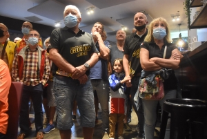 Monistrol-sur-Loire : les supporters de Jordan Sarrou ensemble devant la télé pour l&#039;encourager