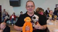 Alain avec la mascotte et son trophée.