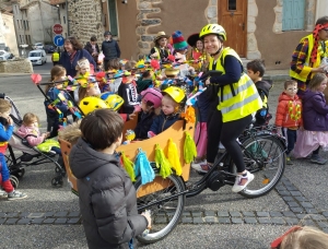 Beauzac : vêtements colorés et objets bruyants dans les rues pour le Carnaval