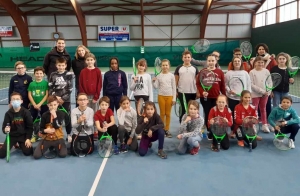 Yssingeaux : les écoliers de Saint-Gabriel se familiarisent avec le tennis