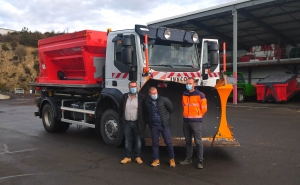 Yssingeaux : un nouveau camion rouge multi-fonctions pour le déneigement et la voirie