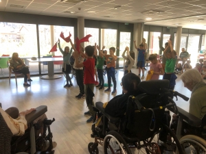 Riotord : des chants et danses des enfants de l&#039;école privée devant les personnes âgées