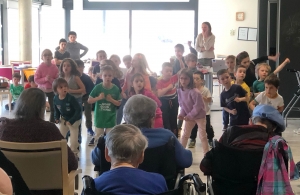 Riotord : des chants et danses des enfants de l&#039;école privée devant les personnes âgées