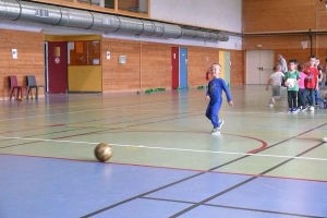 Grazac : les écoliers apprennent à manier le ballon rond