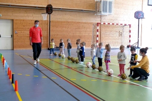 Grazac : les écoliers apprennent à manier le ballon rond