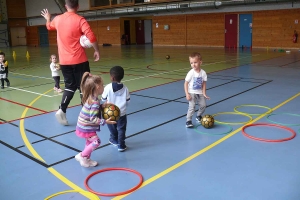 Grazac : les écoliers apprennent à manier le ballon rond