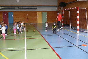 Grazac : les écoliers apprennent à manier le ballon rond